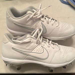 New Nike softball cleats women’s 7.5 new with out box. Only tried on.